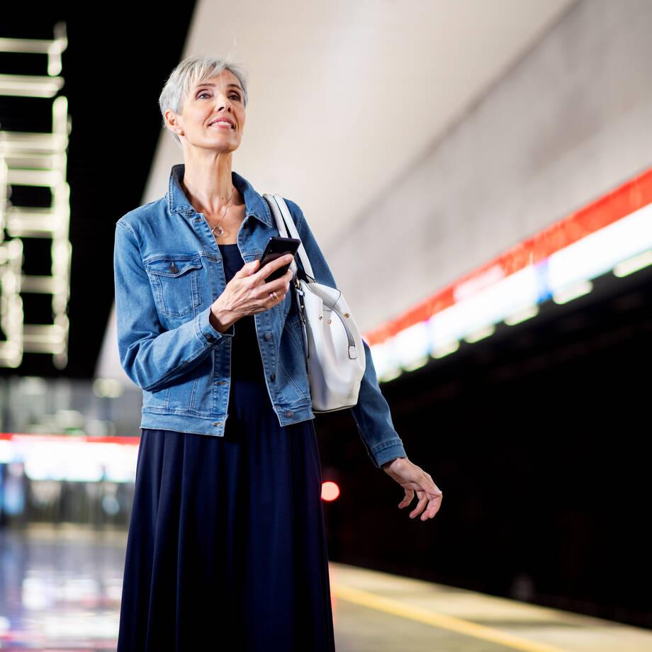 Nainen tekee myyntilaskua metroasemalla